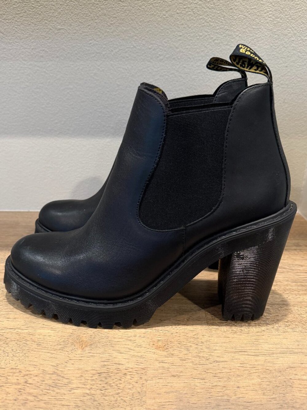 Dr. Martens Black Hurston Leather Heeled Chelsea Boots Size 11 Like New